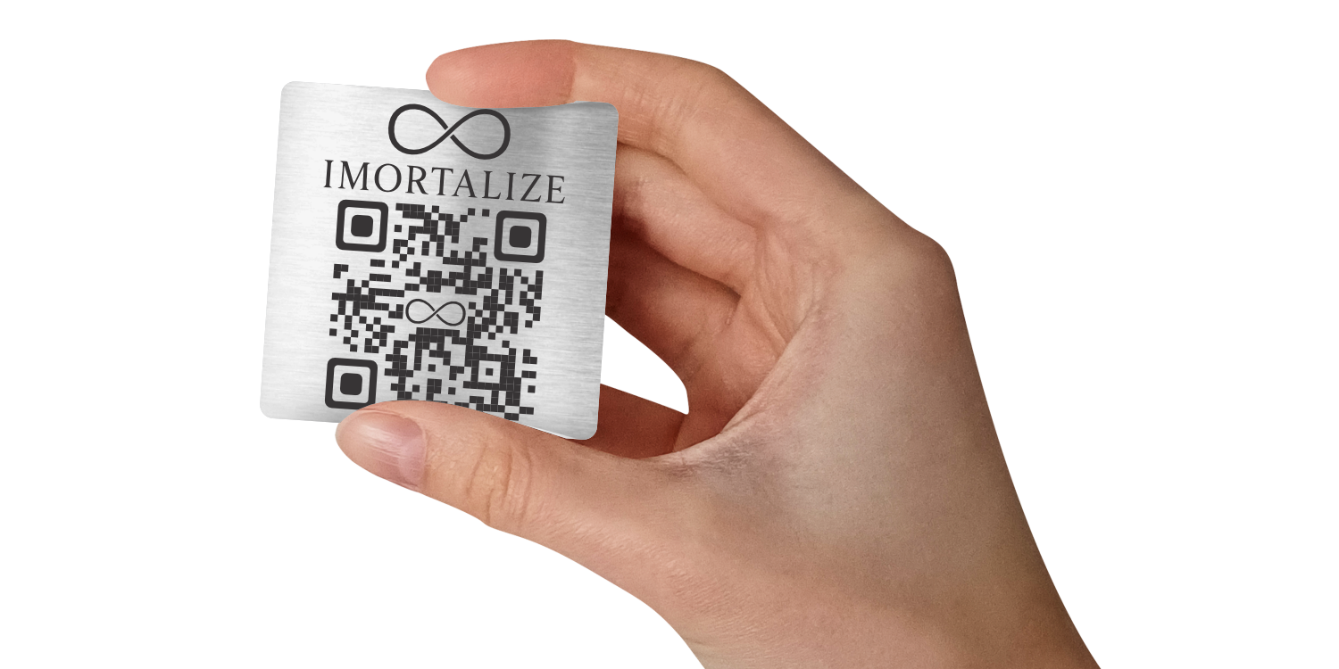 Mão segurando QR Code Imortalize